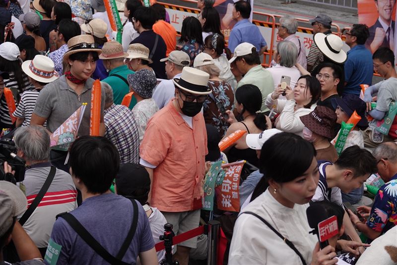 知名主持人蔡康永(粉橘色上衣者)現身沈伯洋競選總部成立大會,引起各界關注。(圖/記者鄭孟晃攝影)