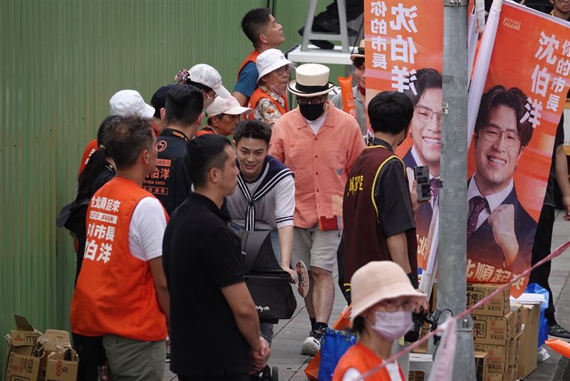 知名主持人蔡康永(粉橘色上衣者)戴著帽子、黑口罩,低調現身沈伯洋競選總部成立大會,引起各界關注。(圖/記者鄭孟晃攝影)