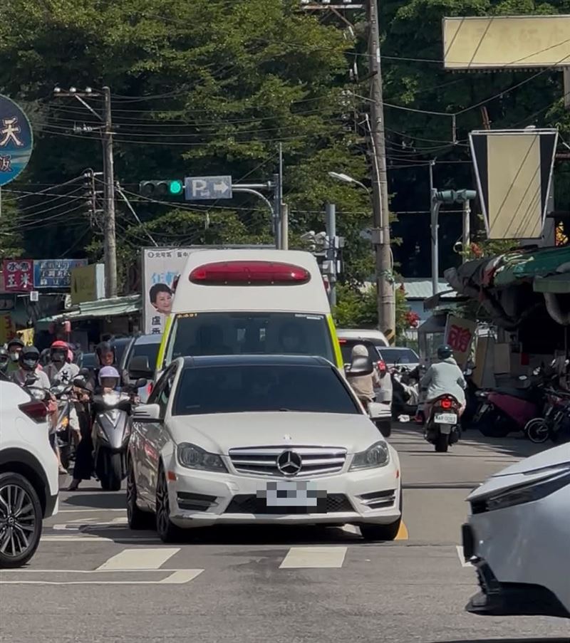 賓士車未移車,導致救護車被迫卡在後方。(圖/翻攝自Threads @michaellin73)