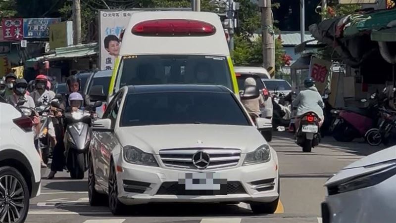 台中賓士車擋路不讓！救護車遭卡堵40秒