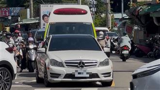台中賓士車擋路不讓！救護車遭卡堵40秒