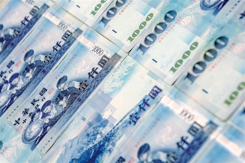 王道銀行搶攻年底資金潮，祭出新戶專屬台外幣存款年息最高12%的超高利專案。同時兼顧舊戶，提供新台幣6個月定存最高2.4%、美元3個月5%的新資金優惠。配合行動支付加碼回饋，精準鎖定數位理財客群。（示意圖／PIXABAY）