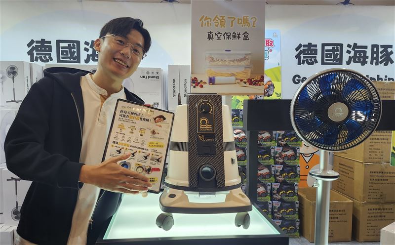 2026台灣世界連鎖加盟大展迎來最後一天，參觀人次較去年同期成長近40%。現場除祭出價值近2萬元的住宿券抽獎、免費居家清潔與美容儀好禮外，更匯集小資創業低利方案及日系原物料B2B商機，吸引人潮湧入搶商機。（圖／加盟連鎖協會提供）