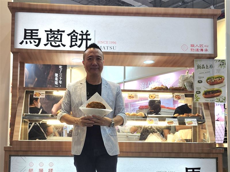 2026台灣世界連鎖加盟大展迎來最後一天，參觀人次較去年同期成長近40%。現場除祭出價值近2萬元的住宿券抽獎、免費居家清潔與美容儀好禮外，更匯集小資創業低利方案及日系原物料B2B商機，吸引人潮湧入搶商機。（圖／加盟連鎖協會提供）