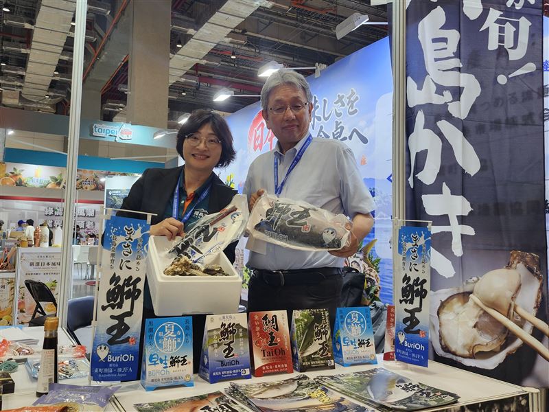 2026台灣世界連鎖加盟大展迎來最後一天，參觀人次較去年同期成長近40%。現場除祭出價值近2萬元的住宿券抽獎、免費居家清潔與美容儀好禮外，更匯集小資創業低利方案及日系原物料B2B商機，吸引人潮湧入搶商機。（圖／加盟連鎖協會提供）