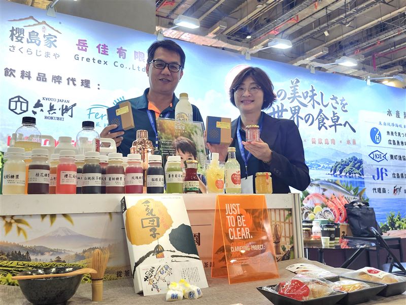 2026台灣世界連鎖加盟大展迎來最後一天，參觀人次較去年同期成長近40%。現場除祭出價值近2萬元的住宿券抽獎、免費居家清潔與美容儀好禮外，更匯集小資創業低利方案及日系原物料B2B商機，吸引人潮湧入搶商機。（圖／加盟連鎖協會提供）