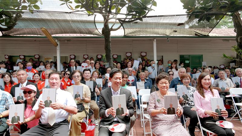 「財團法人臺南市蔡奇蘭台語文學基金會」4日揭牌成立,現場同步舉行《蔡奇蘭八十回憶錄》出版紀念活動,並由基金會董事長基金會董事長蔡基隆(前排左起)、副市長葉澤山、捐助人盧綉鶯、立委林宜瑾與各界賢達手持回憶錄合影見證。(圖/翻攝畫面)
