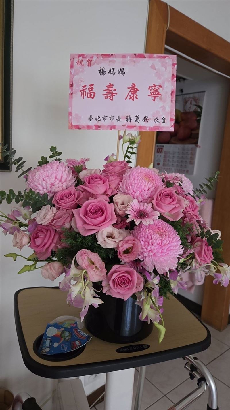 蔣萬安曾送上花籃給楊燕媽媽祝壽。（圖／楊燕提供）