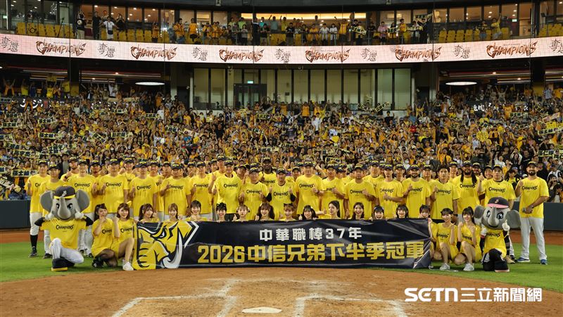 中信兄弟拿下下半季冠軍,全體教練團、球員和球迷合影。(圖/記者劉彥池攝影)