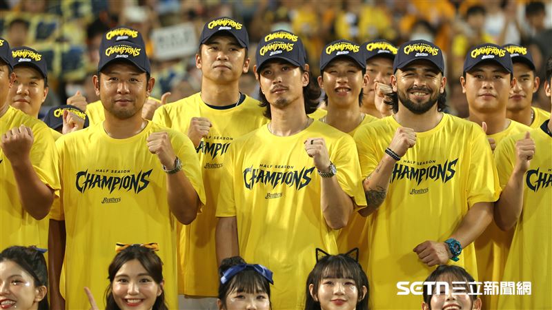 中信兄弟打擊教練西田明央、後藤駿太、詹姆斯合影。(圖/記者劉彥池攝影)