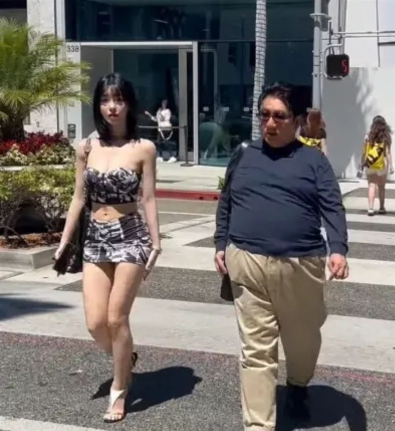 果汁世妍(左)曾被拍到與房時爀(中)同遊美國。(圖/翻攝自YouTube@I am WalKing)