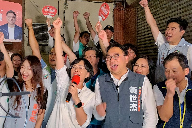 民進黨桃園市長參選人黃世杰(前排右2)、新北市長參選人蘇巧慧(前排左2)赴桃園觀光夜市掃街。(圖/中央社)
