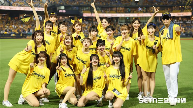 中信兄弟拿下下半季冠軍,PS女孩和球隊一起繞場。(圖/記者劉彥池攝影)