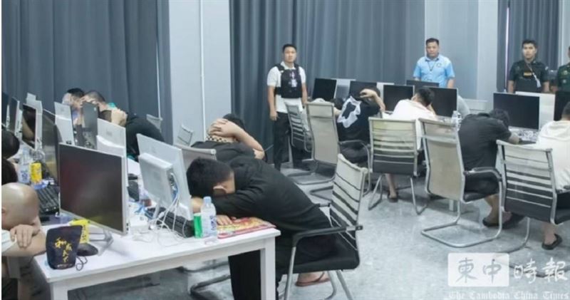 柬埔寨警方破獲一處藏匿於高層大樓的網路詐騙據點,共逮捕44名涉案人員,其中有3名台灣籍人士。(圖/翻攝自柬中時報)