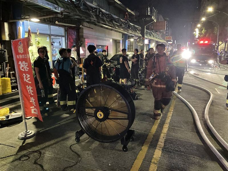 消防局獲報後立即派遣21車48人到場救援。(圖/翻攝畫面)