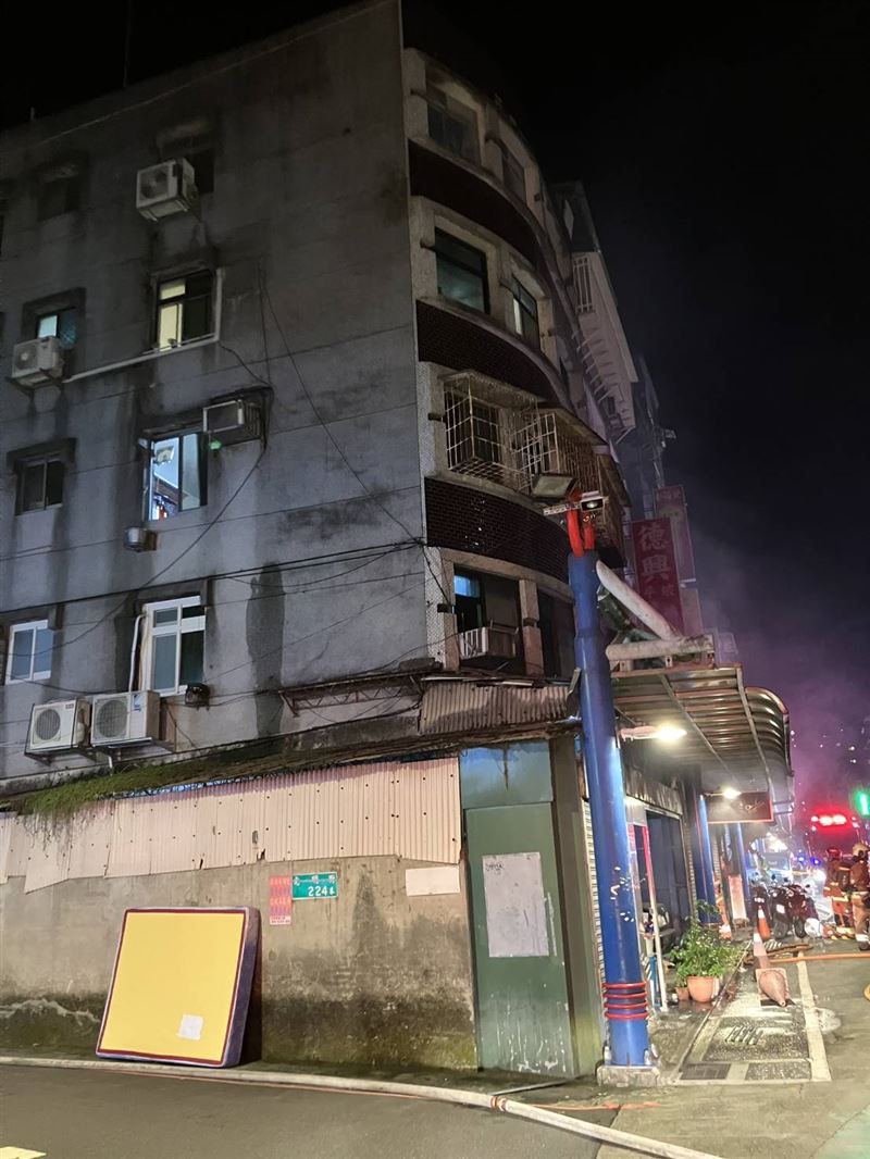 光明街一處住宅1樓因不明原因發生火警。(圖/翻攝畫面)