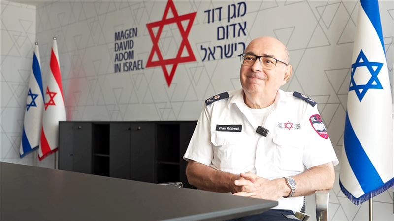 紅大衛盾會災難管理協調員Chaim Rafalowski接受專訪。他強調，培養並留住志工，需要持續投入時間、精力與資源；最先回應求救的人，往往就在患者身邊的社區。（圖／記者王為璜 林柏均攝影）