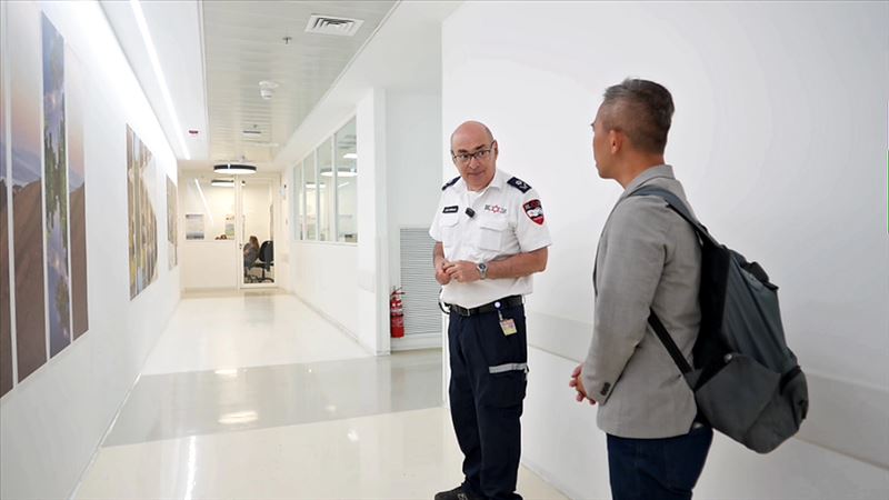 血液服務中心走道介紹窗戶與牆面圖片。設施規劃考量長時間在防護空間工作的感受，希望在安全條件允許時引入自然光，並以圖片改善工作環境。（圖／記者王為璜 林柏均攝影）