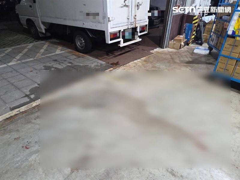 物流司機揮刀砍同事,從車內抄出西瓜刀朝對方揮砍,導致被害人左手當場皮開肉綻、鮮血直流,現場血跡斑斑。(圖/翻攝畫面)