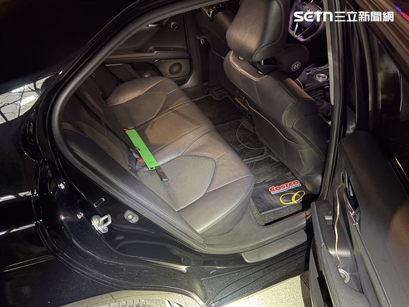 警方第一時間在該名男子的自小客車內查扣作案用的西瓜刀 1 把,並當場依現行犯將行凶男子逮捕上銬帶回所內偵訊。(圖/翻攝畫面)