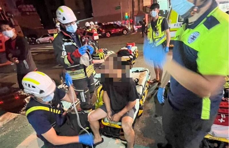 兩家店鋪 1 樓地面卻因不明原因突然起火燃燒,火勢藉由店內易燃物迅速擴大。(圖/翻攝畫面)