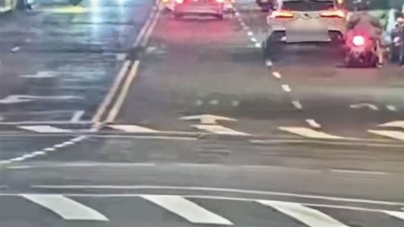 台北市萬華區西園路一段昨(4日)晚間發生一起車禍事故。(圖/翻攝畫面)