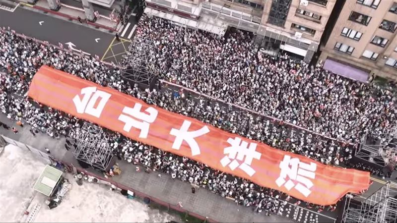 沈伯洋競總成立大會,現場突破12萬人,眾人合力高舉「台北大洋流」旗幟。(圖/翻攝自沈伯洋YouTube)