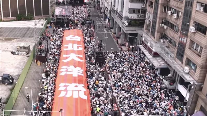 沈伯洋競總成立大會，現場突破12萬人，眾人合力高舉「台北大洋流」旗幟。（圖／翻攝自沈伯洋YouTube）