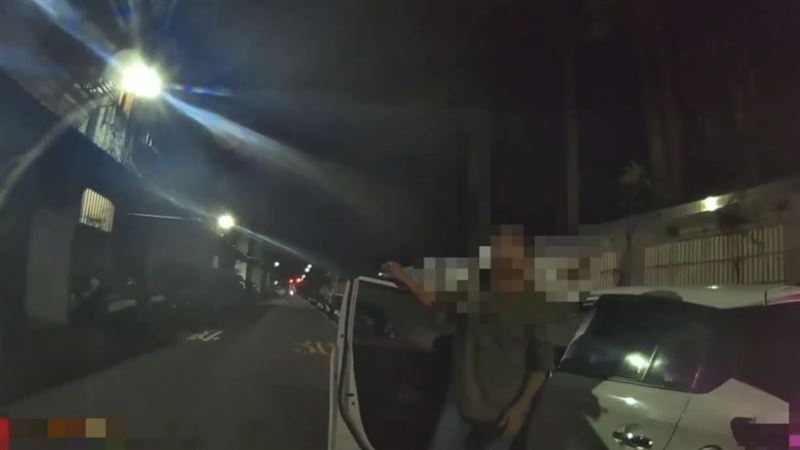 廖翁被警方攔查下車。(圖/翻攝畫面)