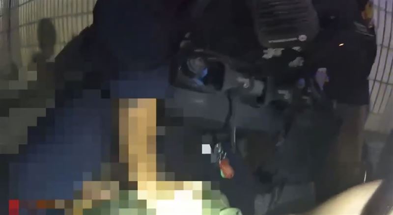 廖翁被警方壓制逮捕。(圖/翻攝畫面)