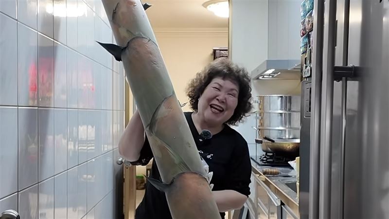 馬鈴薯阿嬤端超巨食材爆紅：照了放大燈嗎