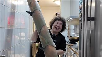 馬鈴薯阿嬤端超巨食材爆紅：照了放大燈嗎