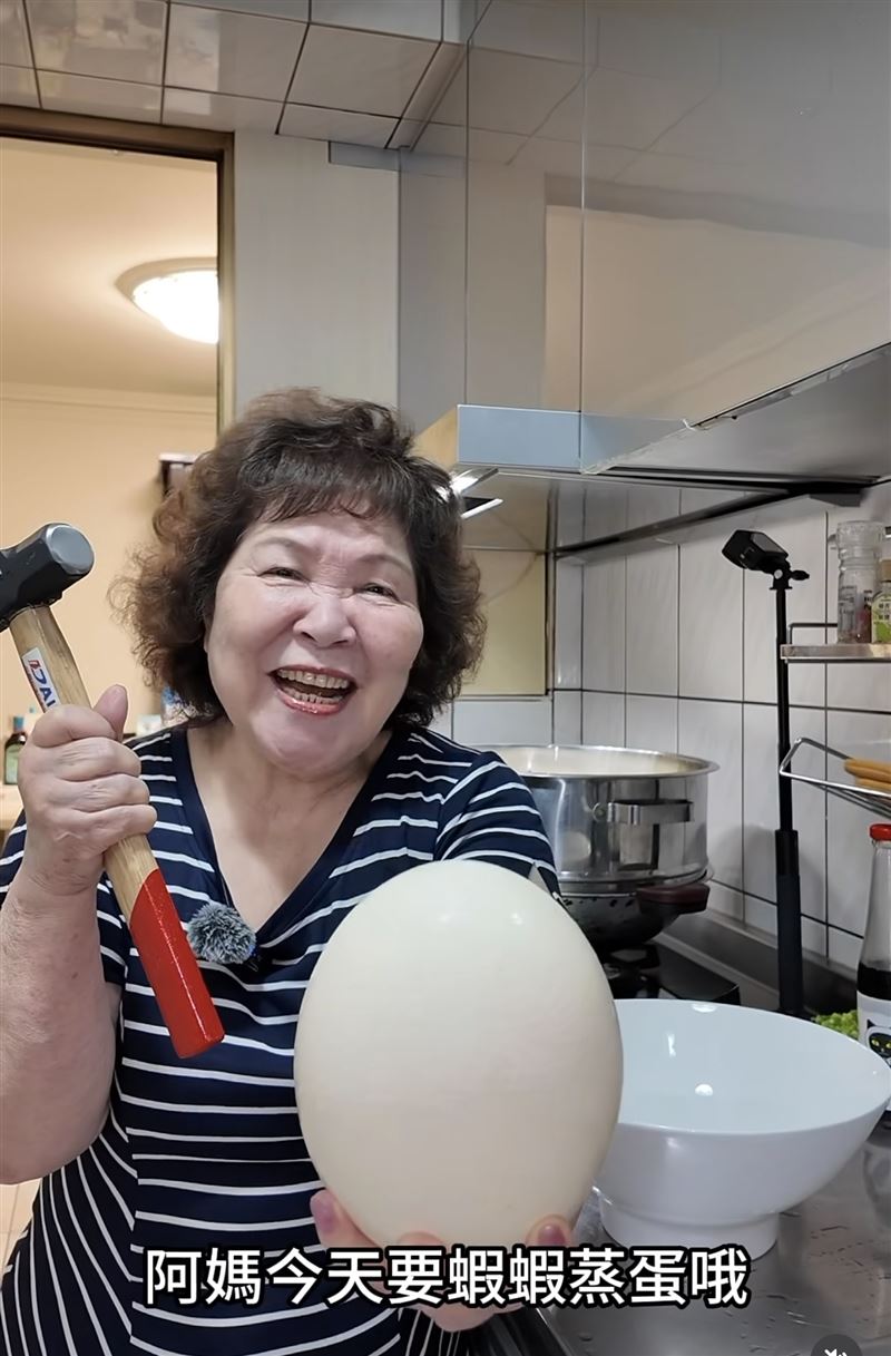 馬鈴薯阿嬤用鴕鳥蛋來煮料理。（圖／翻攝自IG）