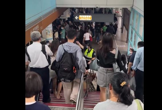 民眾擠爆文湖線月台。(Threads @chris.super.lucky授權提供)