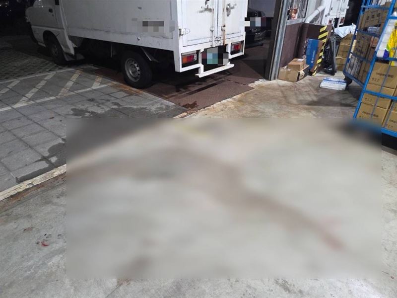 台北市內湖區安康路的一間物流公司昨(4日)晚間11時許發生一起持刀砍人案。(圖/翻攝畫面)