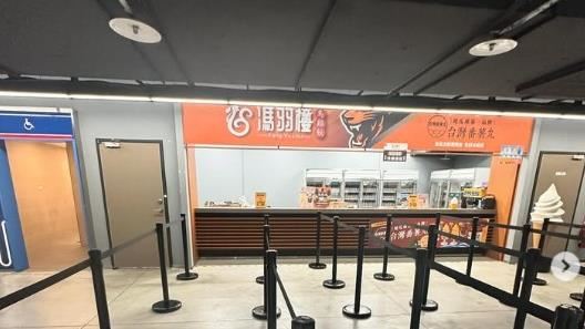 進駐樂天主場的「馮羽樓」以烏雞飯聞名,卻爆發「黃色抹布」事件,負責人發文道歉,並透露明年不再續約。(圖/翻攝IG)