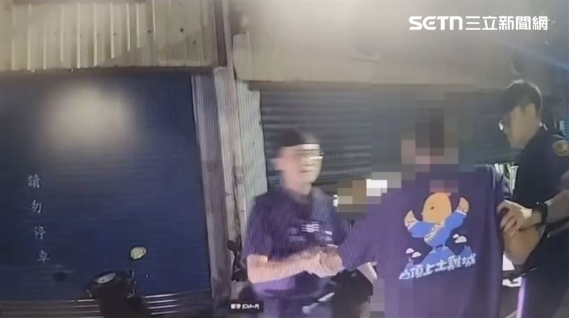 張男不滿遭林姓友人嘲笑「跛腳」砍人，警方到場時仍情緒激動。（圖／翻攝畫面）