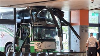 新／客運進站「撞進」長庚轉運站　畫面曝