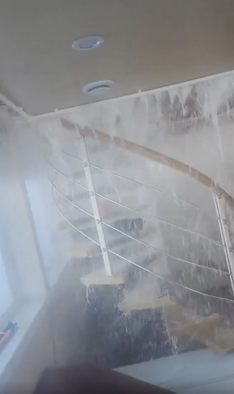 大量海水灌進船艙。(圖/翻攝自X)