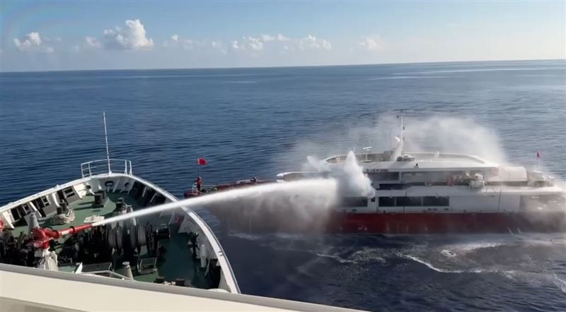 中國籍漁船「金鯊號」越界不走,海巡用水砲重擊。(圖/海巡署提供)