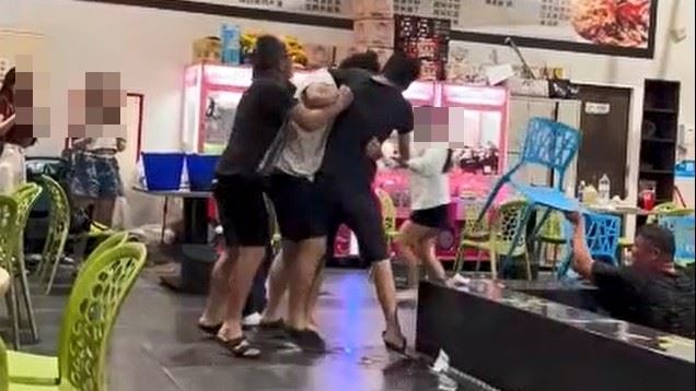 高男制止吳男等3人吸菸爆衝突。（圖／翻攝自記者爆料網）