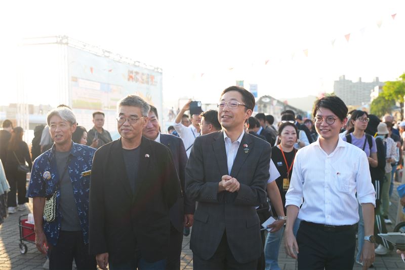 熊本縣知事木村敬（右二）率團走訪「城市嶼浪」市集，在高雄市副市長李懷仁（左二）及青年局長林楷軒（右一）陪同下巡訪攤位，感受高雄青創品牌的創意與特色。（圖／高雄市政府提供）