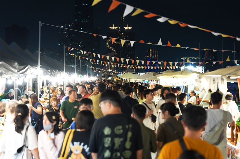 2026城市嶼浪市集嘉年華－牽絲市集」於10月3、4日在高雄駁二塔及輕軌大義站前舉行，兩日活動吸引逾13萬人次參與。（圖／高雄市政府提供）