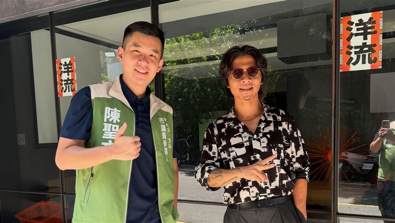 公司門口貼洋流海報！陳時中帥兒子曝光