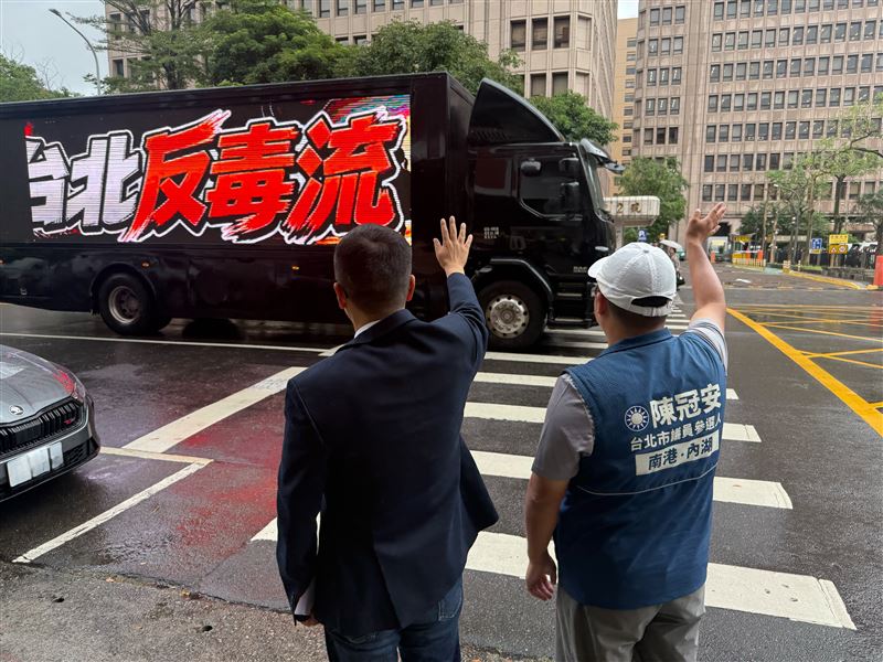 羅智強出動大型LED廣告金剛車,要繞行台北宣傳。(圖/羅智強辦公室提供)
