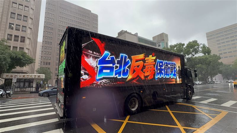 羅智強出動大型LED廣告金剛車，要繞行台北宣傳。（圖／羅智強辦公室提供）