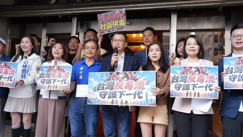 國民黨立委羅智強、賴士葆、李彥秀、徐巧芯、葉元之、許宇甄等15名民代及參選人發表聯合聲明表示,堅決反對「社區中心提供毒品給吸毒者」(圖/羅智強辦公室提供)