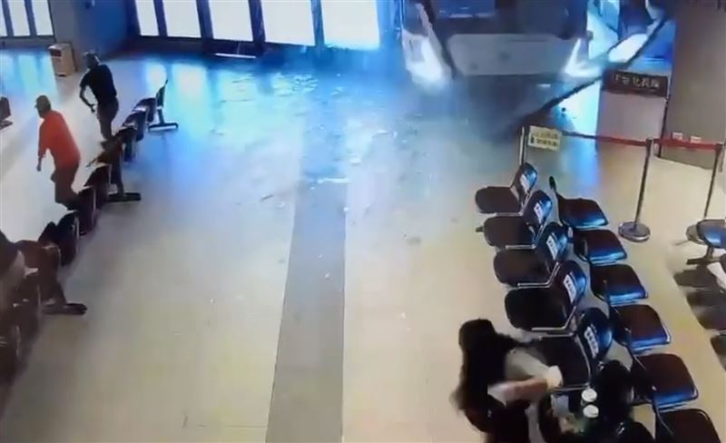 長庚醫院,交通車,轉運站,候車室,撞擊(圖/翻攝畫面)