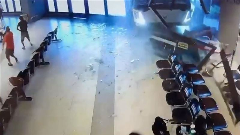 長庚交通車撞進轉運站　驚悚畫面曝光
