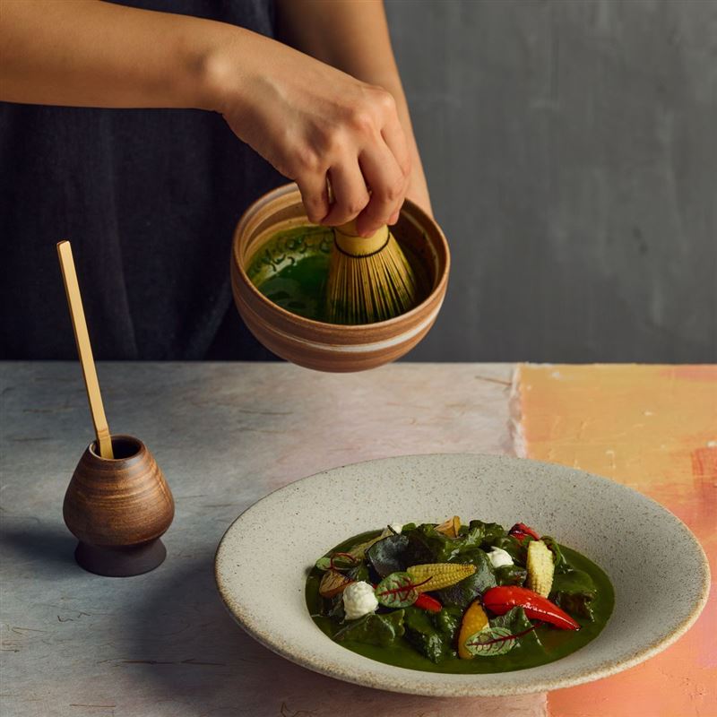 莫內饗宴和洋季,「京都宇治抹茶咖哩慢燉牛頰」,選用紐西蘭草飼牛頰慢燉至柔軟,融入石臼研磨的京都宇治抹茶。(圖/飯店旅宿業者提供)